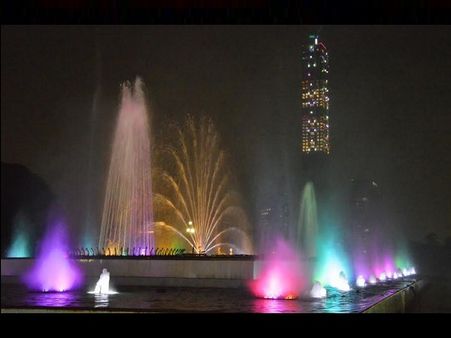 कोलकाता: देश के इकलौते 150 चैनल संगीतमय फव्वारे से नए साल को लगे चार चांद, 8 मंजिल ऊंचाई तक किया स्प्रे