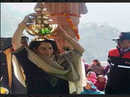 मन्नत पूरी होने पर अपने घर पहुंचकर धार्मिक रंग में रंगी कंगना, देखिए तस्वीरें