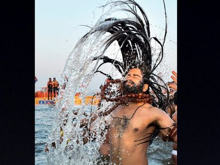 शाही स्नान के साथ शुरू हुए कुंभ 2019 की तस्वीरें, स्मृति ईरानी ने भी लगाई डुबकी