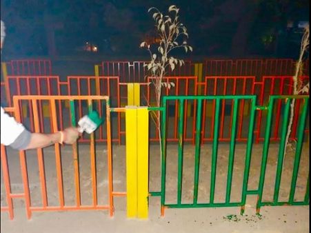 इलाहाबाद: भगवा रंग में पुती चंद्रशेखर आजाद पार्क की रेलिंग पर सपाइयों ने चढ़ाया हरा रंग