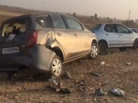 Jaisalmer : नया साल मनाकर लौट रहे 3 पर्यटकों की मौत, फिल्मी स्टाइल में टकराई 4 गाड़ियां