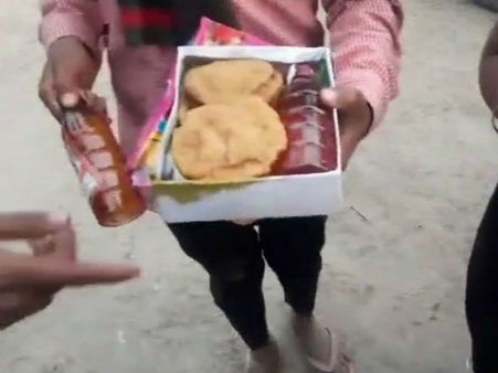नरेश अग्रवाल के कार्यक्रम में लोगों को खाने के डिब्बे में बांटी गई शराब की बोतल