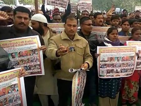 लखनऊ में टीईटी अभ्यर्थियों का प्रदर्शन, कहा- नहीं चाहिए जुमलेबाजों की सरकार