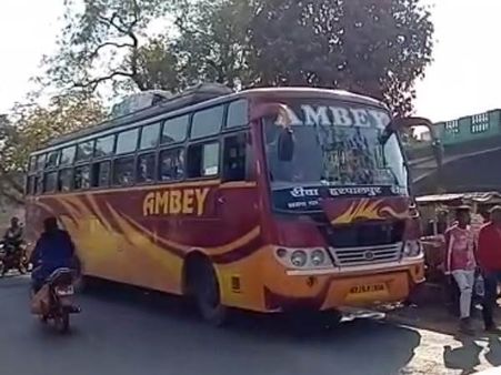 MP : चलती बस की खिड़की से महिला कर रही थी उल्टी, खंभे से सिर कटकर नीचे गिरा, सीट पर पड़ा रहा धड़