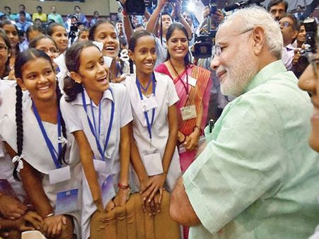 लोकसभा चुनाव से पहले मोदी सरकार का बड़ा दांव, गरीब बच्चों को 12वीं तक मुफ्त शिक्षा देने पर कर रही विचार