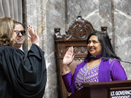 वॉशिंगटन की सीनेटर बनीं बिहार की मोना दास, हाथ में गीता लेकर ली शपथ