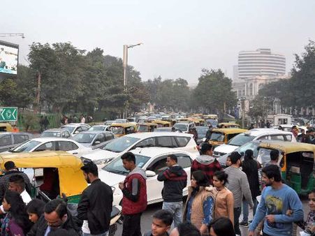 नए साल पर दिल्ली हुई जाम: कनॉट प्लेस में उमड़ी इतनी भीड़, कई मेट्रो स्टेशन किए गए ब्लॉक