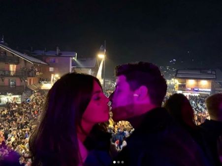 नए साल पर प्रियंका ने किया निक को किस, फोटो शेयर कर बोलीं- हैप्पी न्यू ईयर