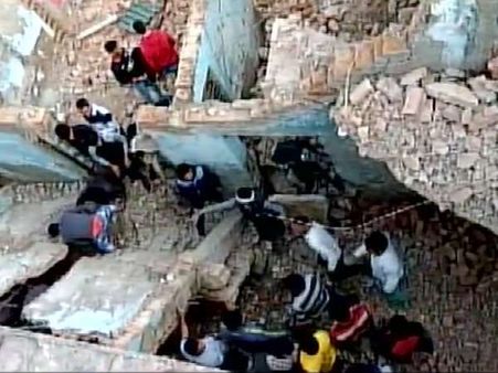 नोएडा: निठारी में मकान का छज्जा गिरा, मलबे में दबकर एक बच्चे की मौत