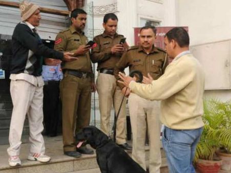 पाकिस्‍तान उच्‍चायोग के अधिकारी पर सरोजनी नगर मार्केट में महिला ने गलत तरीके से छुने का आरोप लगाया!