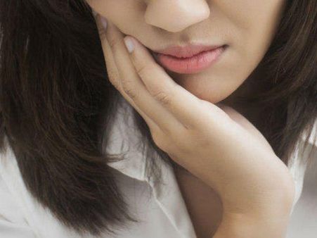 बीवी को दी पहले खाना खाने की सजा, दांत तोड़कर पति ने घर से निकाला