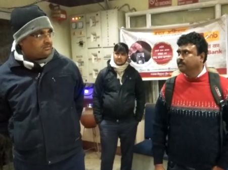 नए साल पर बैंक में ही कर डाली शराब पार्टी, नशे में चूर मैनेजर व सुरक्षागार्ड गिरफ्तार