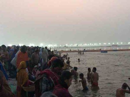 प्रयागराज कुंभ 2019: 15 जनवरी को होगा पहला शाही स्नान, सैकड़ों श्रद्धालु लेंगे आस्था की डुबकी