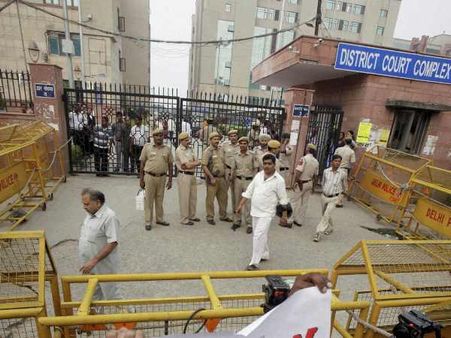 महिला IAS अधिकारी से दिल्ली की साकेत कोर्ट में छेड़छाड़