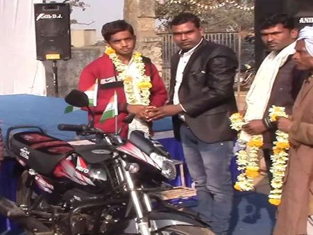 VIDEO : गरीब परिवार के छात्र ने कर दिखाया कमाल तो सरपंच ने तोहफे में दी मोटरसाइकिल