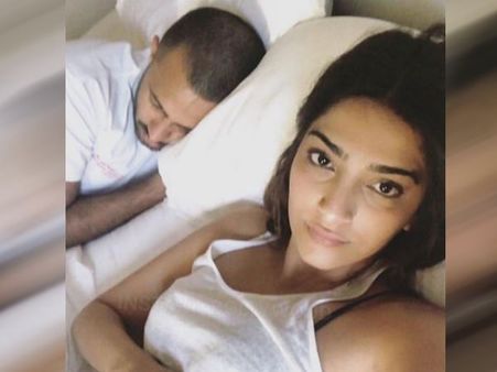 लंदन में जमीन पर सोने को मजबूर हुए सोनम और आनंद, फोटो शेयर कर बताई वजह