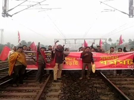 मजदूर संगठनों की देशव्यापी हड़ताल का पहले दिन दिखा असर