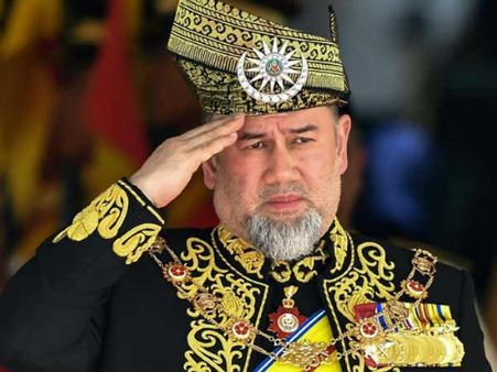 पूर्व मिस मॉस्‍को से शादी की अफवाहों के बीच मलेशिया के सुल्‍तान ने छोड़ा पद