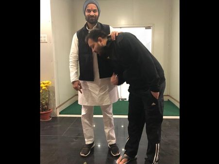 तेजस्वी ने छुए तेजप्रताप के पैर, सभी अटकलों को किया खारिज