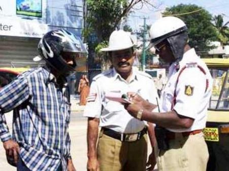 महिला पुलिसकर्मी ने पति को सड़क पर बिना हेलमेट पकड़ा, फिर क्या हुआ...