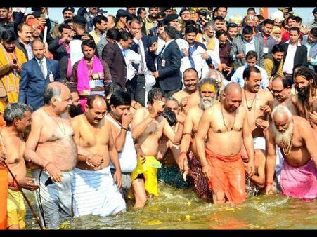 'संगम में सभी नंगे' वाले बयान को लेकर बीजेपी के निशाने पर थरूर, कोहली ने कहा- सूट पहनकर कौन नहाता है?