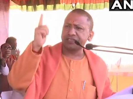 पश्चिम बंगाल पहुंचे योगी आदित्यनाथ, बोले- ममता का धरने पर बैठना लोकतंत्र के लिए शर्म की बात