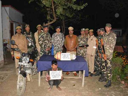जवान को देख भागने लगा, पकड़कर ली तलाशी तो मिली 3 करोड़ की चीज