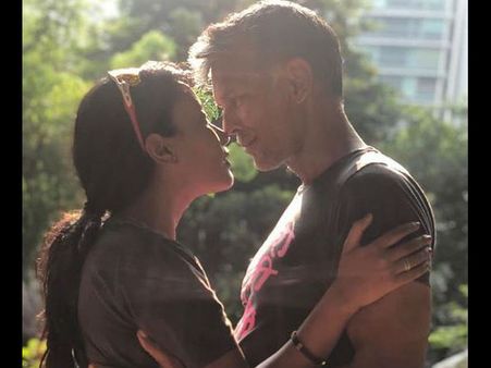 वैलेंटाइन्स डे से पहले रोमांटिक हुए मिलिंद सोमन, पत्नी को KISS करते शेयर की तस्वीर