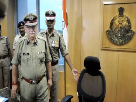 ऋषि कुमार शुक्ला: कमलनाथ ने जिन्हें DGP से हटाया, मोदी ने उन्हें CBI का बॉस बनाया