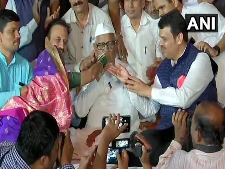 अन्ना हजारे ने खत्म किया अनशन, सरकार ने दिया लोकपाल विधेयक तैयार करने का आश्वासन