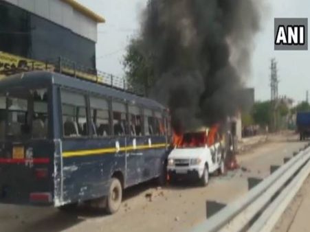 राजस्थान: हिंसक हुआ गुर्जर आंदोलन, पुलिस के 3 वाहन आग के हवाले, 4 जवान घायल