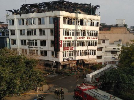 दिल्ली के जिस होटल अर्पित पैलेस में जिंदा जल गए थे 17 लोग, वहां हाथ थामे मिले शव