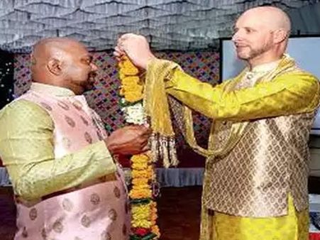 समलैंगिकता को अपराध की श्रेणी के बाहर किए जाने के बाद मुंबई में पहली गे मैरिज पार्टी