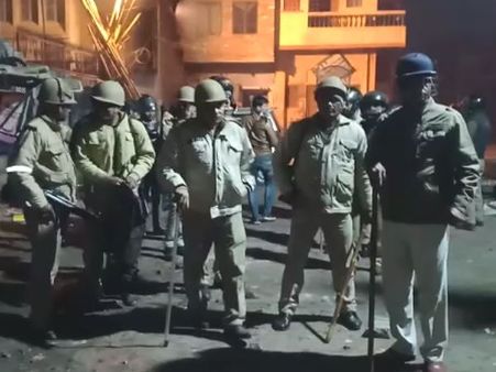 आगरा: मामूली विवाद के बाद दो समुदाय आमने-सामने, छावनी में तब्दील इलाका