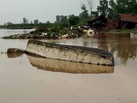 प्रयागराज कुंभ: संगम में पलटी श्रद्धालुओं से भरी नाव, 12 लोग डूबे