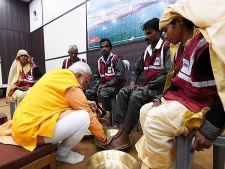 जिन सफाईकर्मियों के पैर पीएम मोदी ने धोए, उन्होंने बाद में कही बेहद भावुक बात