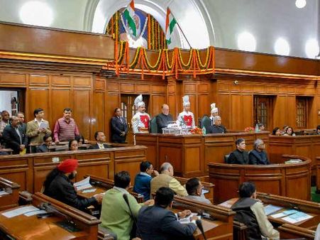 दिल्ली विधानसभा में बीजेपी विधायकों का प्रदर्शन, मार्शल ने किया बाहर