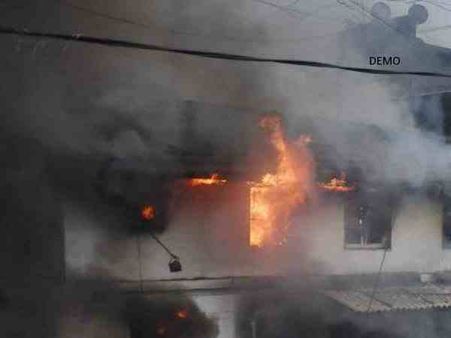 किराएदार पति-पत्नी के झगड़े में मकान मालिक का घर जला, दोनों फरार