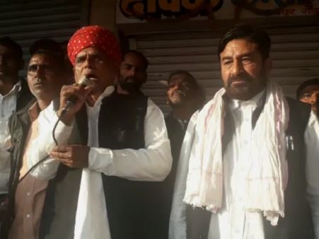 गुर्जर आंदोलन : ट्रेनों और बसों के बाद अब गुर्जर रोकेंगे दूध की सप्लाई, दंगल में भी दिखाया दमखम