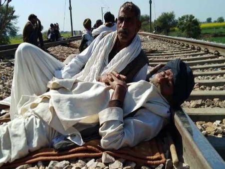 Gurjar Andolan Rajasthan : गुर्जरों ने पटरियों पर गाड़े तंबू, ट्रेनों के बाद अब बसों का संचालन भी बंद