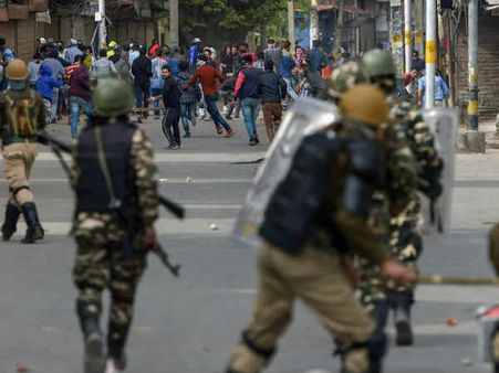 ऑफिसर्स की बेटियां कश्‍मीर में तैनात सुरक्षाबलों के मानवाधिकार के लिए पहुंची सुप्रीम कोर्ट