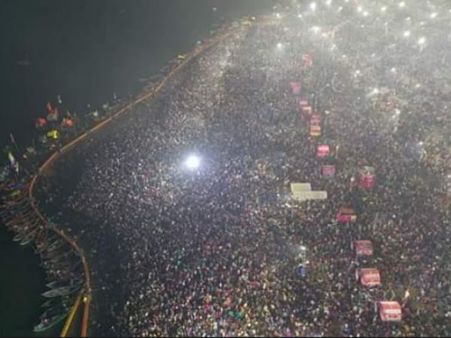 कुंभ: ढाई करोड़ से ज्यादा श्रद्धालुओं ने किया स्नान, देखें मौनी अमावस्या की शानदार तस्वीरें