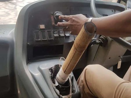 मुंबई: गियर की जगह बांस लगाकर स्कूल बस चला रहा था ड्राइवर, गिरफ्तार