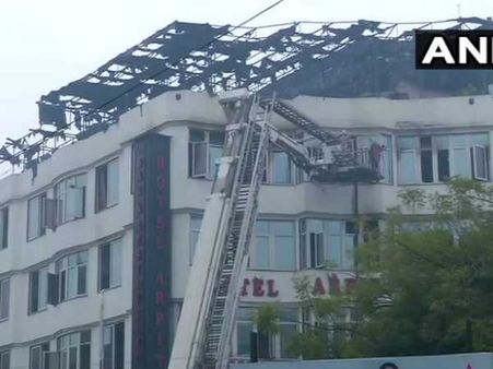 करोलबाग आग हादसा: घटनास्थल पर पहुंचे केंद्रीय मंत्री ने बताया, इमरजेंसी गेट पर लगा था ताला