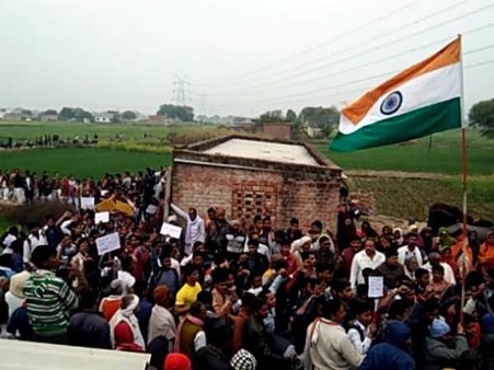 Pulwama Attack: शहीद के घर पहुंचे सैकड़ों स्टूडेंट्स, छत पर फहराया तिरंगा