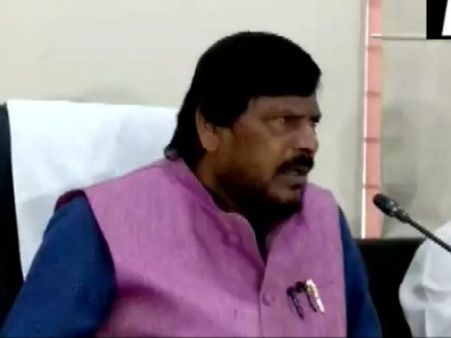 बीजेपी-शिवसेना गठबंधन पर बोले रामदास आठवले, हमें हवा में छोड़ दिया