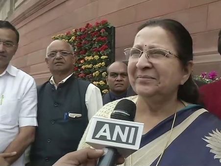 Budget 2019: बजट से खुश दिखींं सुमित्रा महाजन, बोलीं- ये सभी के लिए है अच्छा है