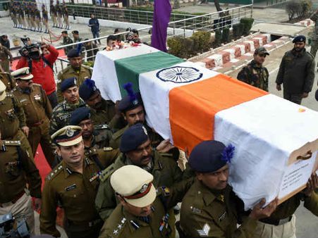 पुलवामा में देश के लिए जान देने वाले जवानों को जानिए क्यों नहीं मिल पाएगा शहीद का दर्जा?