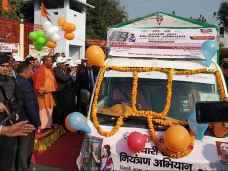 CM योगी आदित्यनाथ ने की 'दस्तक' की शुरुआत, घर-घर जाकर खिलायी जाएगी फाइलेरिया की दवा