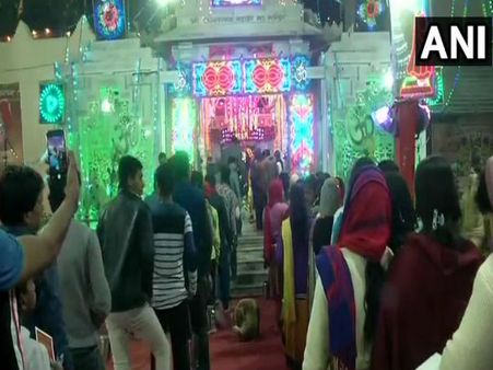 कुंभ के आखिरी स्नान के साथ महाशिवरात्रि आज, मंदिरों में भारी भीड़